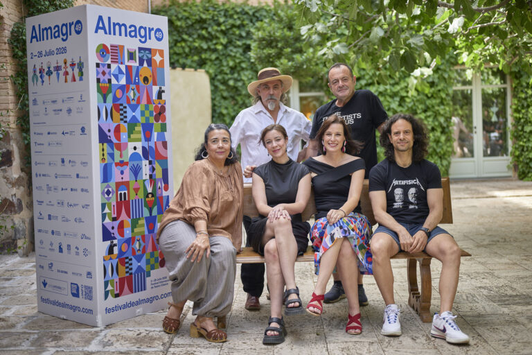 Imagen de las compañías participantes con la directora del festival, Irene Pardo