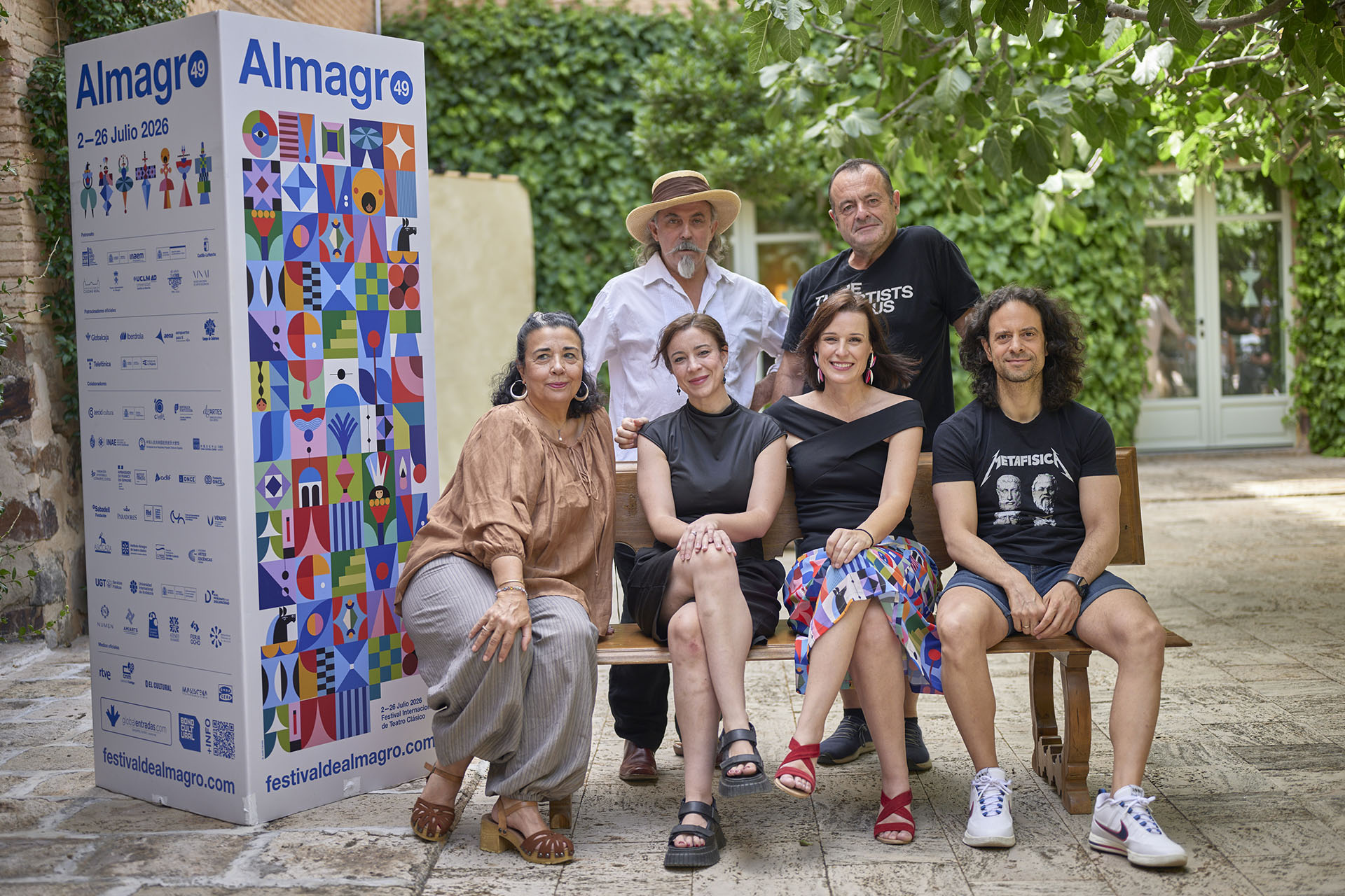 Imagen de las compañías participantes con la directora del festival, Irene Pardo