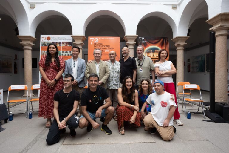 El director del Festival y autoridades junto al equipo artístico de Timón de Atenas