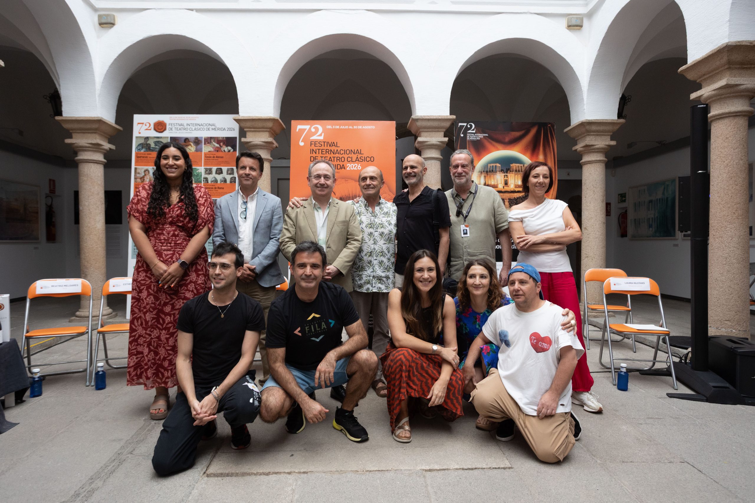 El director del Festival y autoridades junto al equipo artístico de Timón de Atenas