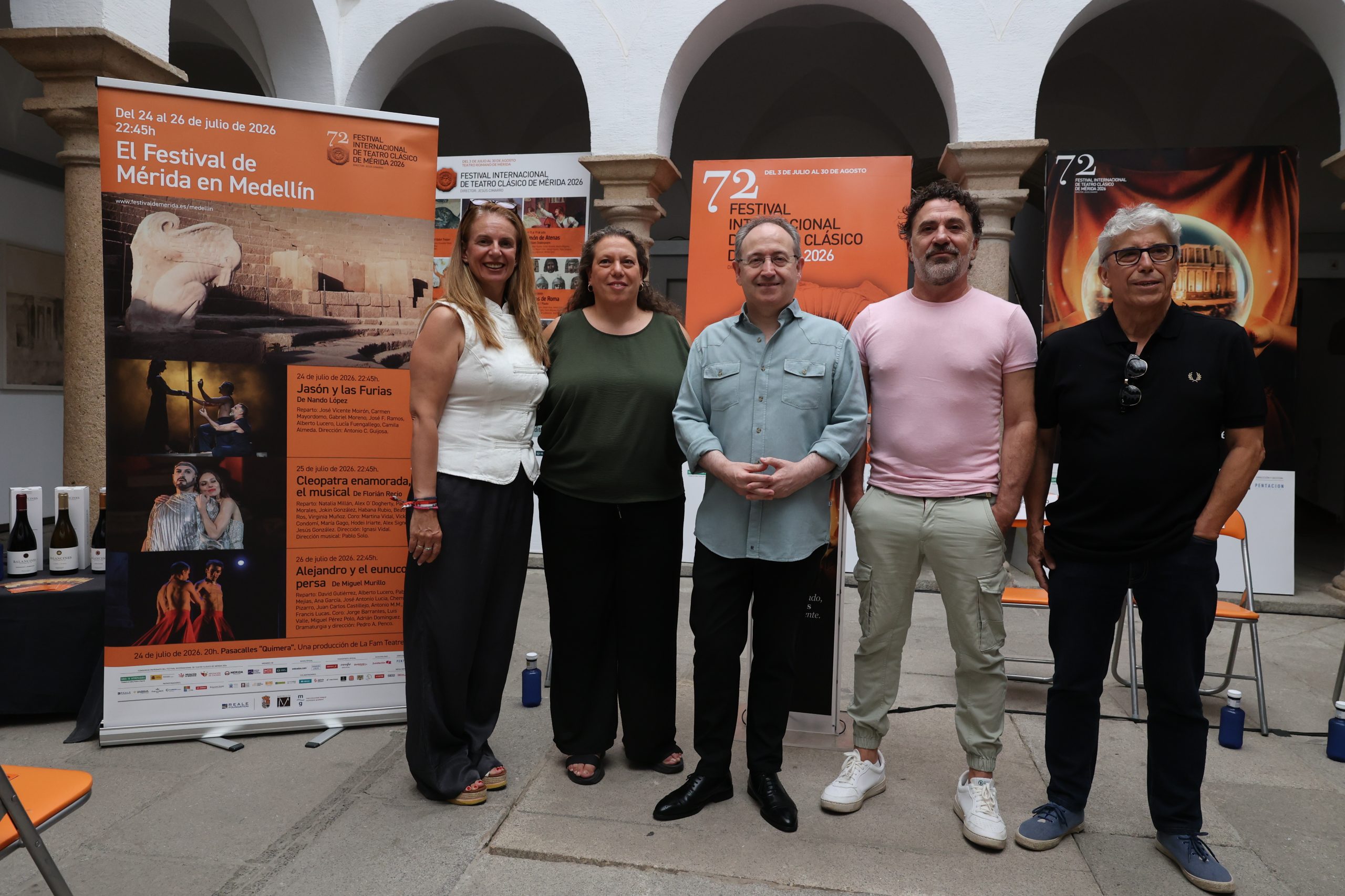 La directora del Cemart, la vicepresidenta de la diputación de Badajoz, el director del Festival de Mérida, el actor y productor José Vicente Moirón y el productor Pablo Pérez de Lazárraga, en la presentación de la programación