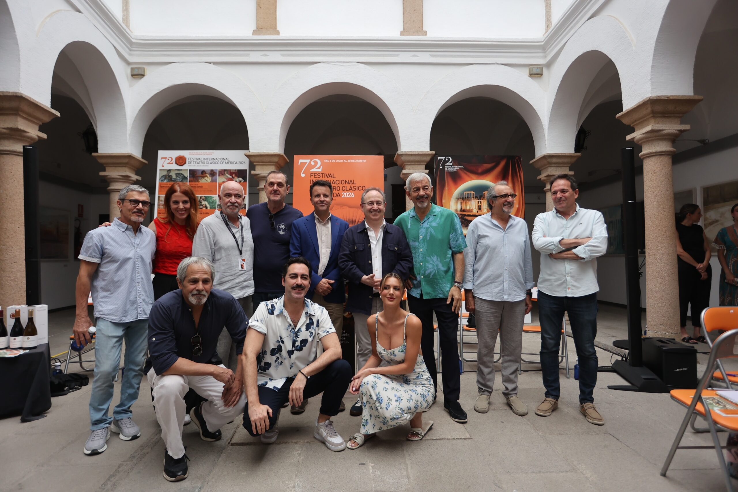 El director del Festival y autoridades junto al equipo artístico de La comedia de la olla