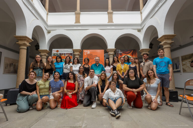 Los jóvenes participantes en el Campamento Internacional del Voluntariado junto al director del Festival de Mérida y autoridades esta mañana en la sede del festival