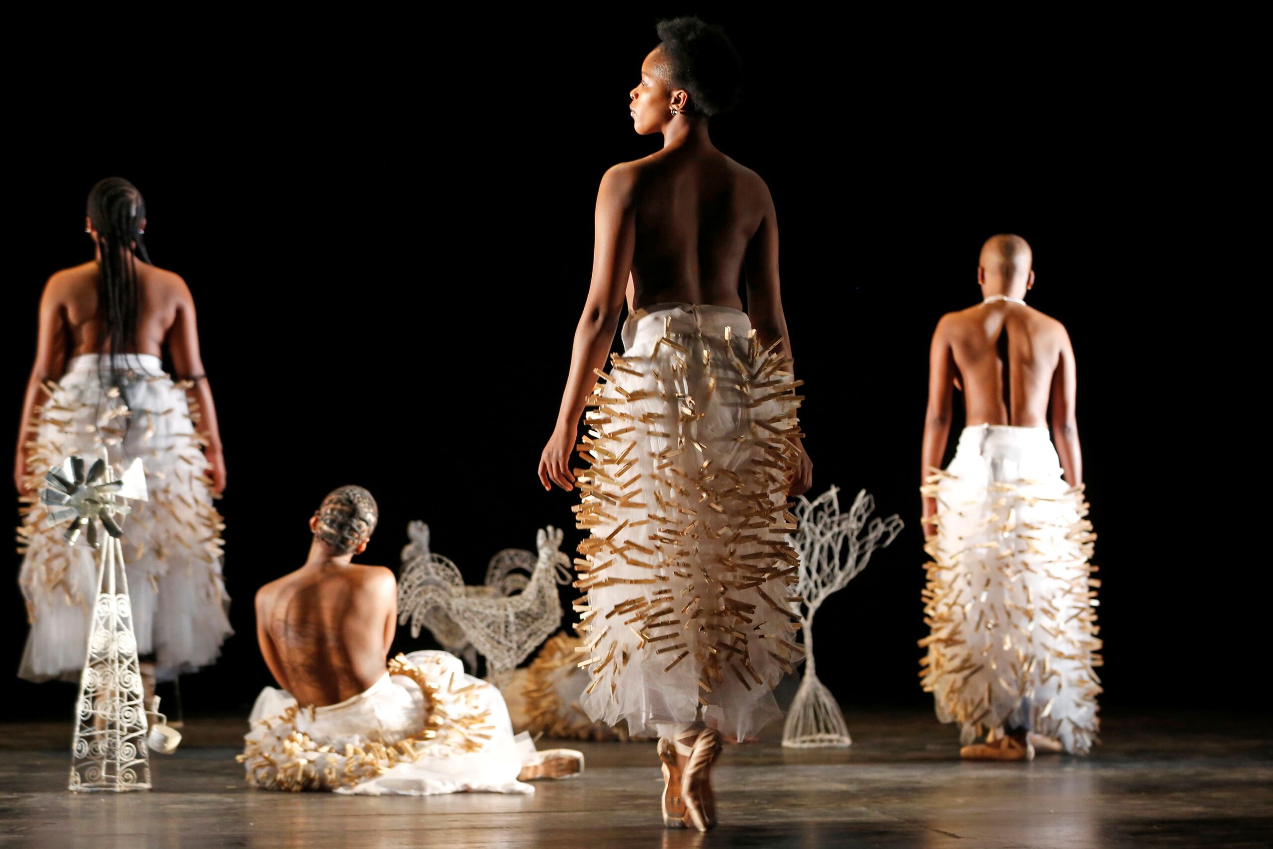 Hatched Ensemble de la coreógrafa Mamela Nyamza