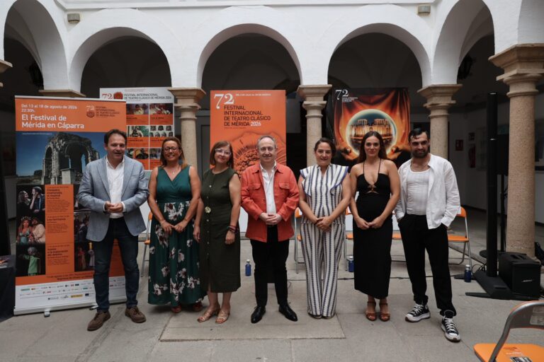 El director del Festival de Mérida, Jesús Cimarro, en el centro junto a, por la derecha, la directora de Patrimonio Adela Rueda y los intérpretes Esmeralda Suárez y Miguel Pérez Polo, y, por la izquierda, la diputada cacereña Antonia Molina, la presidente del CEDER Cáparra María José Pérez y el concejal emeritense Antonio Vélez