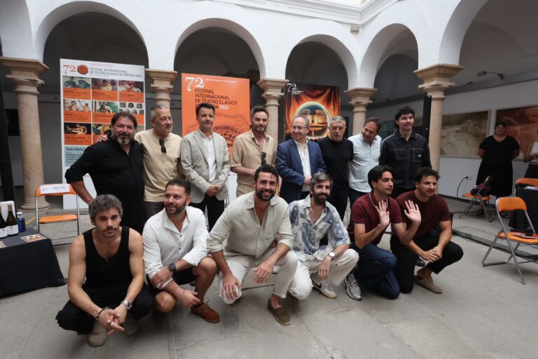 El director del Festival y autoridades junto al equipo artístico de Cómicos de Roma