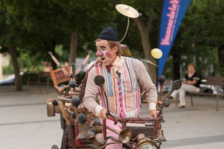 Fuman, el payaso músico viajero