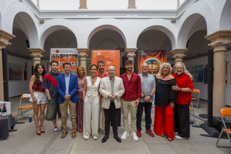 El director del Festival y autoridades junto al equipo artístico de Fedra en los infiernos