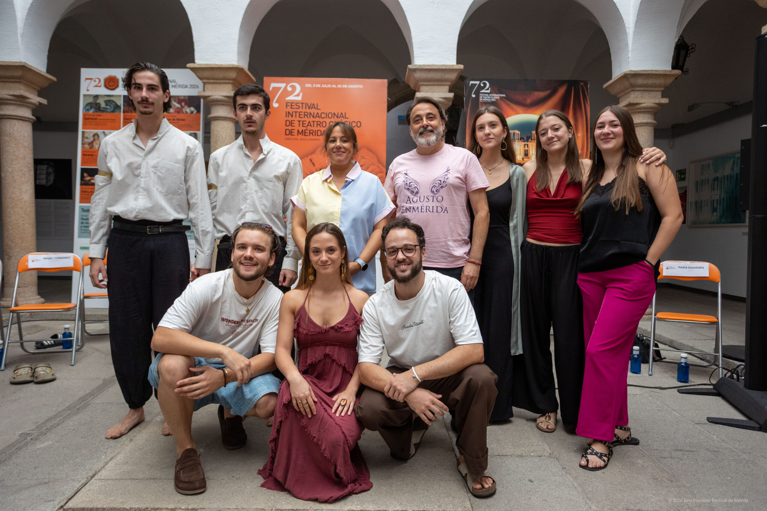La delegada de Igualdad, Ana Aragoneses, y el coordinador de Agustito en Mérida, Javier Llanos, junto a varios de los creadores participantes