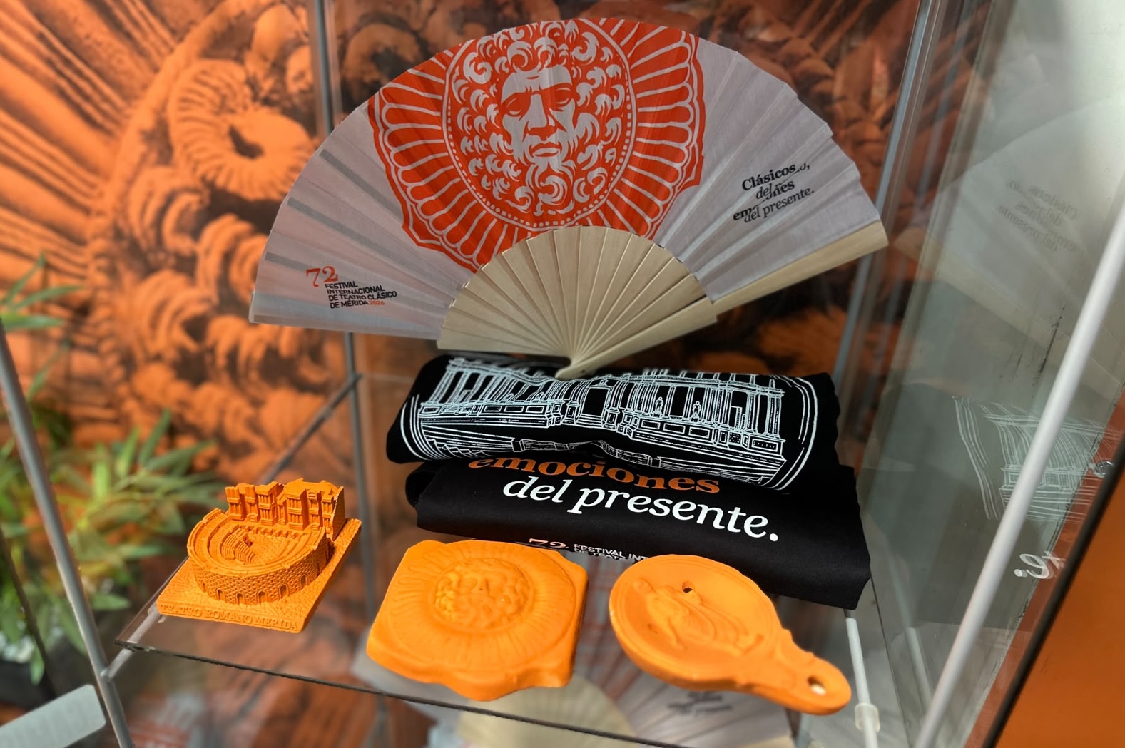 Algunos de los productos del Festival de Mérida que pueden adquirirse como recuerdos en la taquilla del certamen