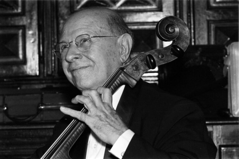 Pau Casals tocando el violonchelo durante el Festival de Prada de Conflent