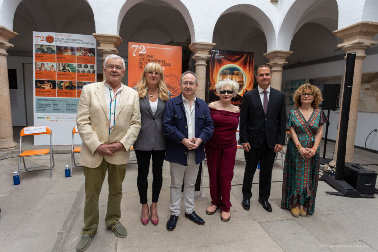 El director del Festival, Jesús Cimarro, junto a Magüi Mira, Raúl Tola y Miriam Navas, a la derecha, y Silvia Zarco y Ángel Jiménez, a la izquierda