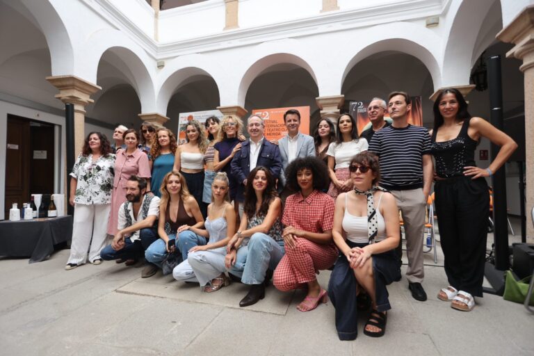 El director del Festival y autoridades junto al equipo artístico de Las 9 musas