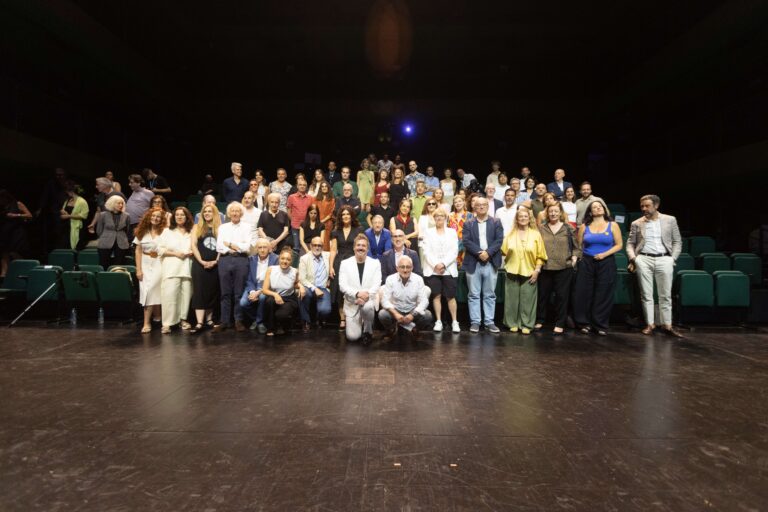 Mariano de Paco Serrano, consejero de Cultura, Turismo y Deporte de la Comunidad de Madrid, y Ruperto Merino, director de Teatros del Canal, durante la presentación de la Temporada 2026/27, junto a artistas y representantes de las compañías participantes