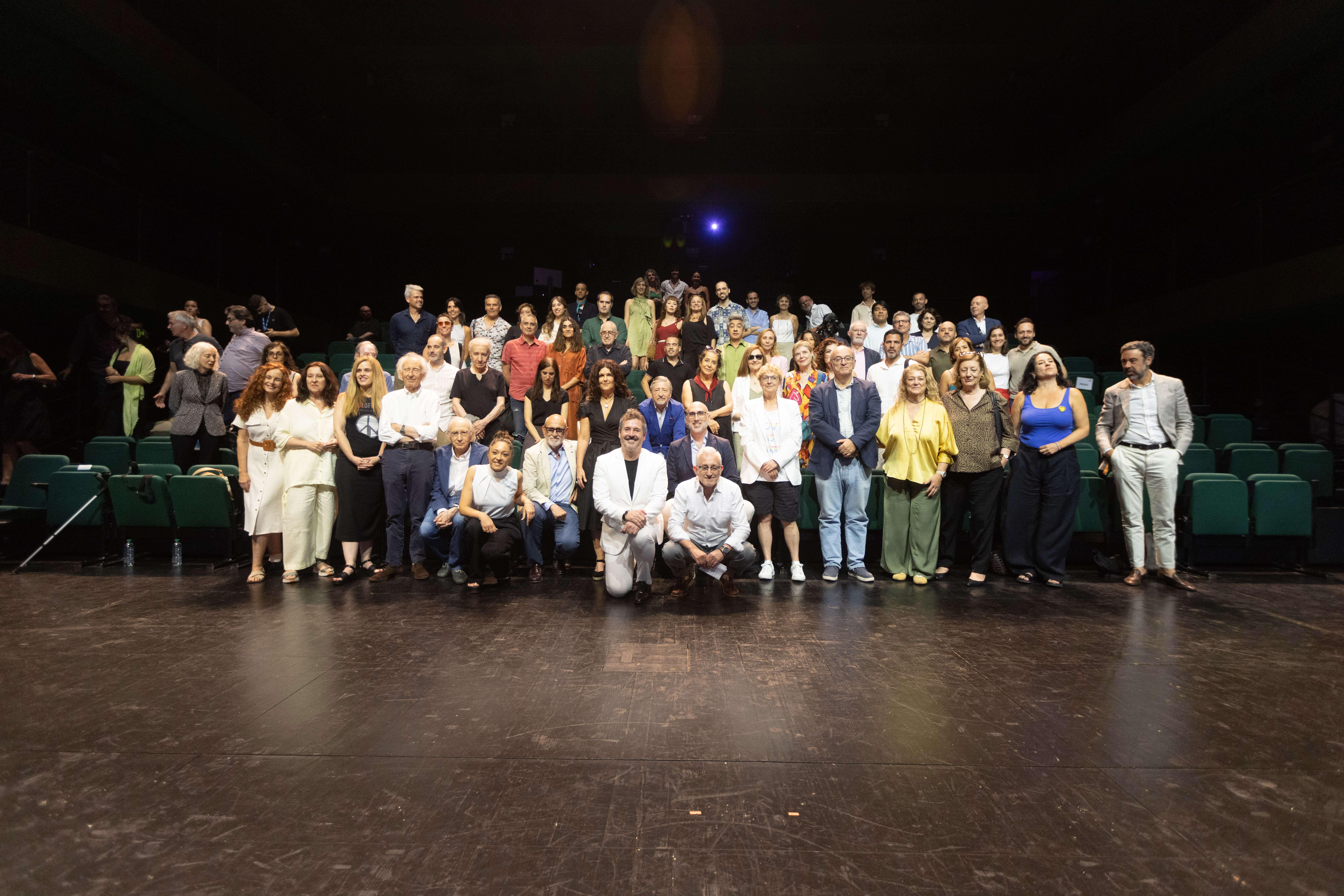 Mariano de Paco Serrano, consejero de Cultura, Turismo y Deporte de la Comunidad de Madrid, y Ruperto Merino, director de Teatros del Canal, durante la presentación de la Temporada 2026/27, junto a artistas y representantes de las compañías participantes