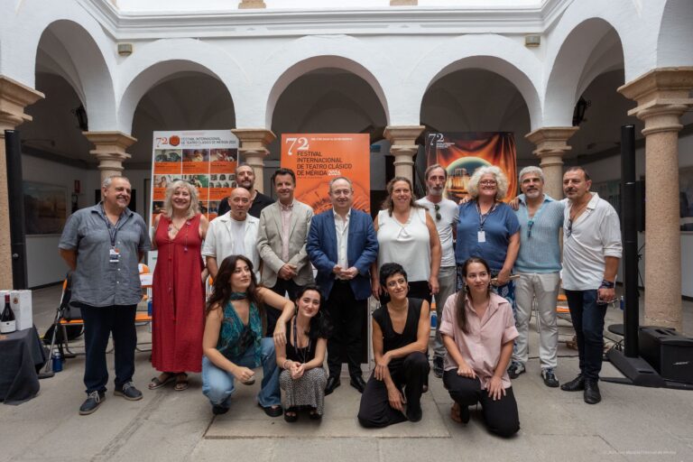 El director del Festival y autoridades junto al equipo artístico de El viaje de Edipo