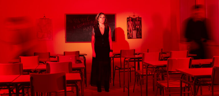 María Velasco, el cantaor Al-Blanco y el bailarín-perfomer Mario Patrón. Aula cedida para la sesión de fotos por el Instituto Puerta Bonita