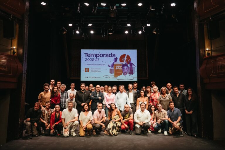 Foto de familia en el Corral de Comedias de Alcalá de Henares