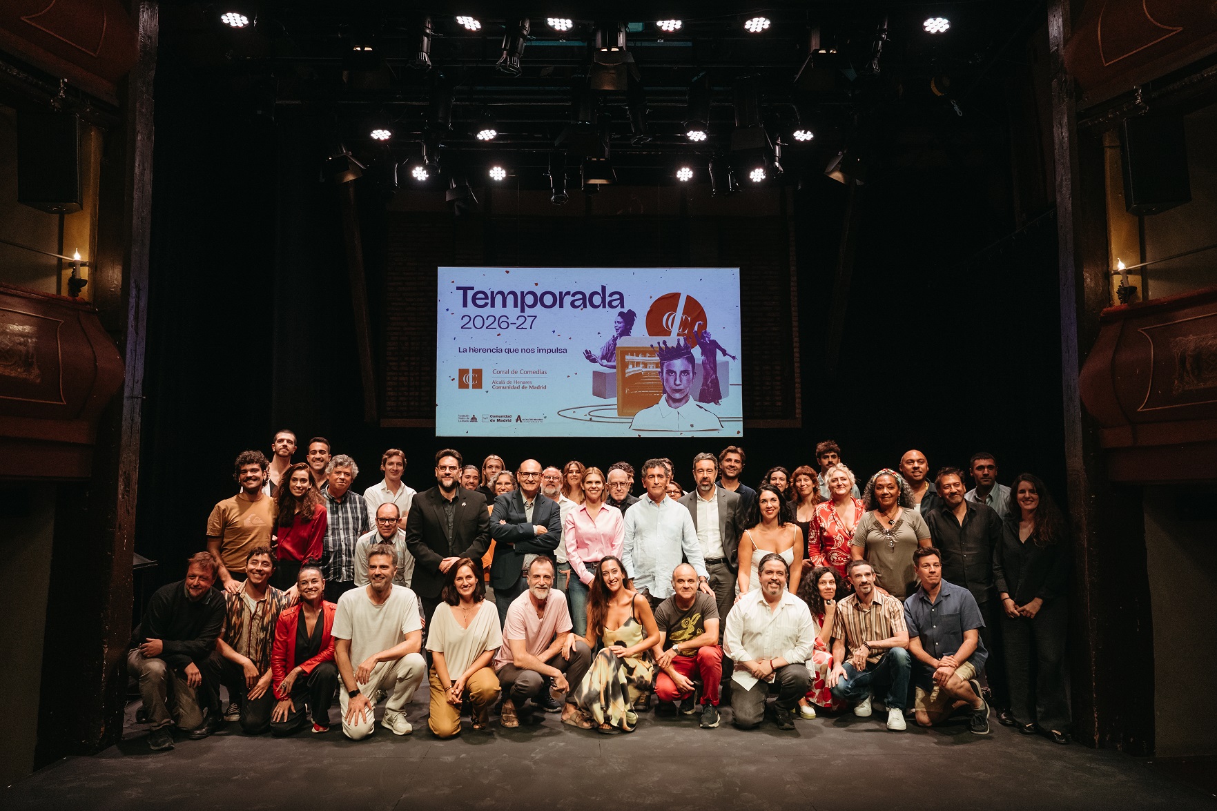 Foto de familia en el Corral de Comedias de Alcalá de Henares