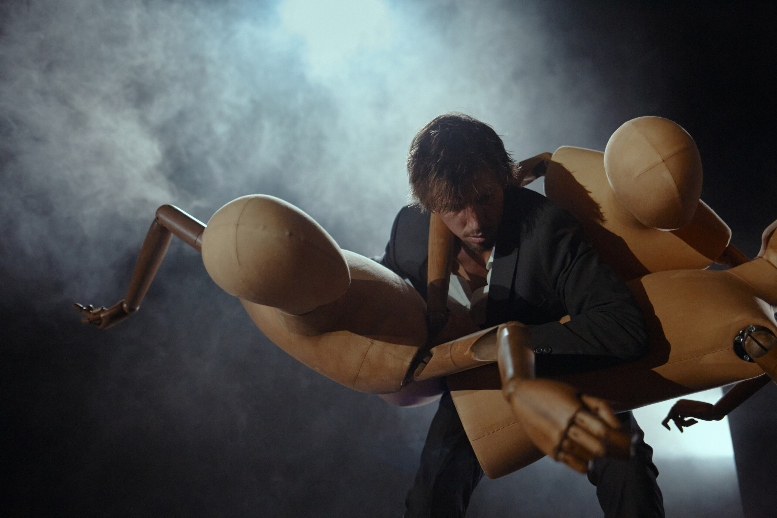 Imagen de escena de Enjambre Rave, de Elías Aguirre