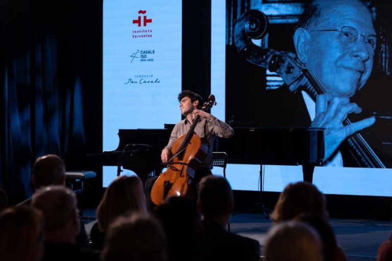 El violonchelista Alejandro Gómez Pareja durante su actuación esta tarde en el Instituto Cervantes