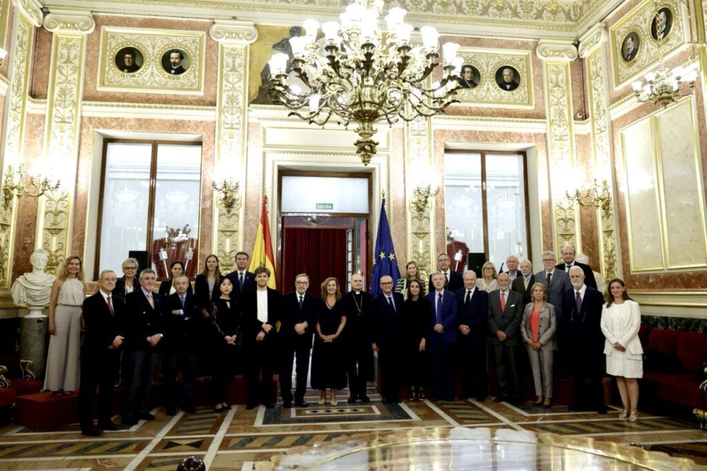 Fotografía de familia tomada antes del inicio del acto