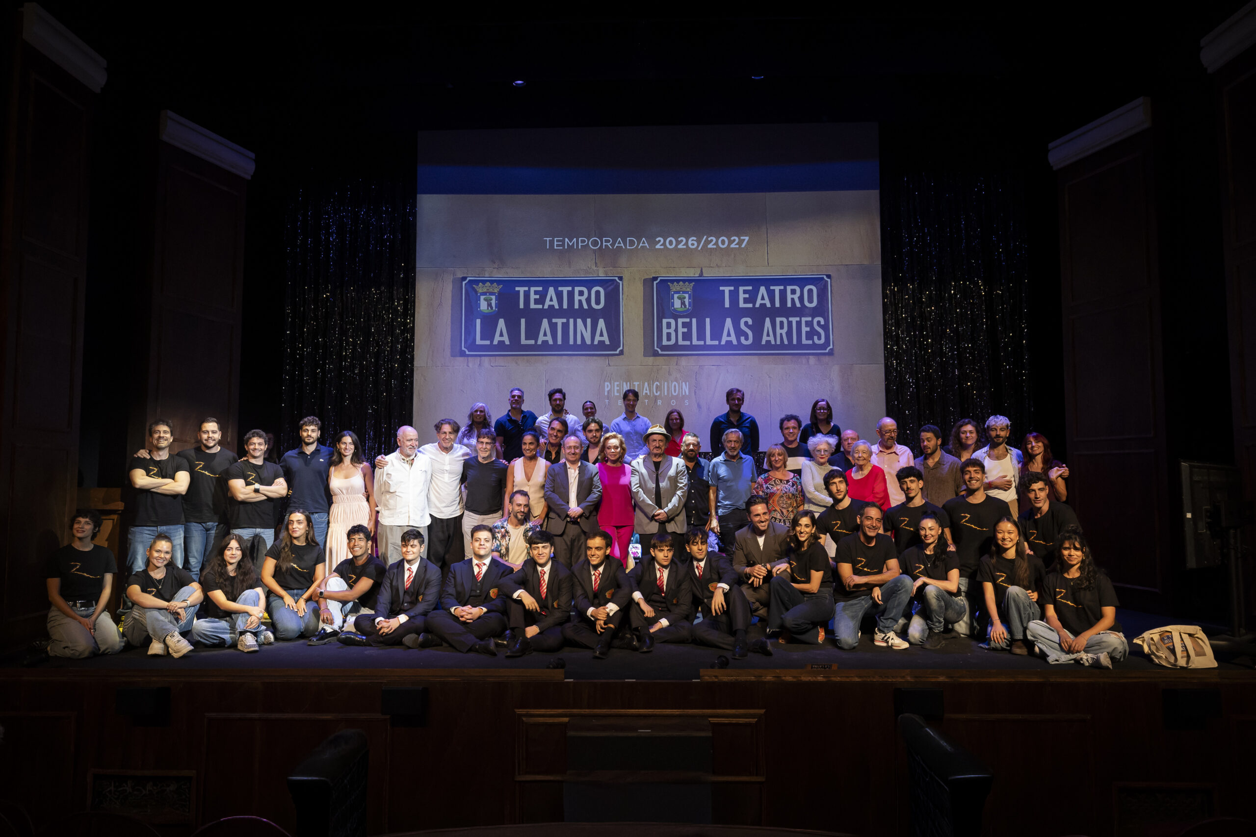 Fotografía de familia de los asistentes a la presentación