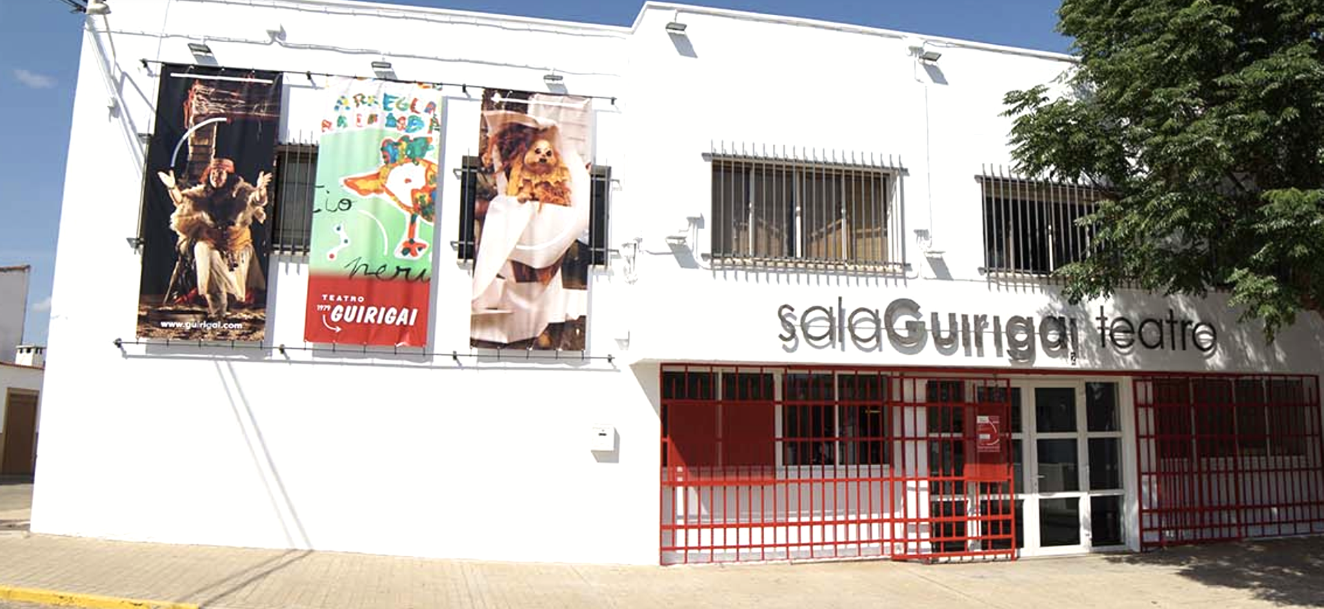 Fachada de la Sala Guirigai en Los Santos de Maimona