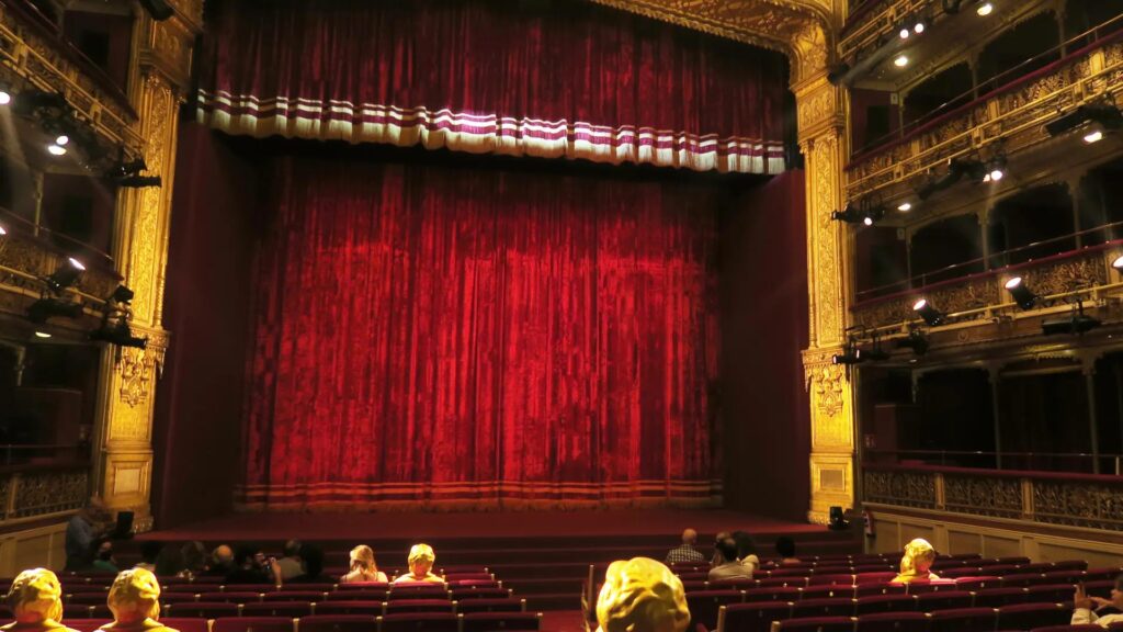 el-teatro-maria-guerrero-luce-esplendido-con-un-valle-inclan-multiplicado
