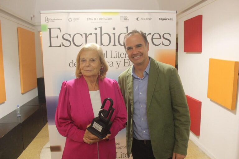 Carme Riera, Premio Escribidores a la Trayectoria junto a Raúl Tola