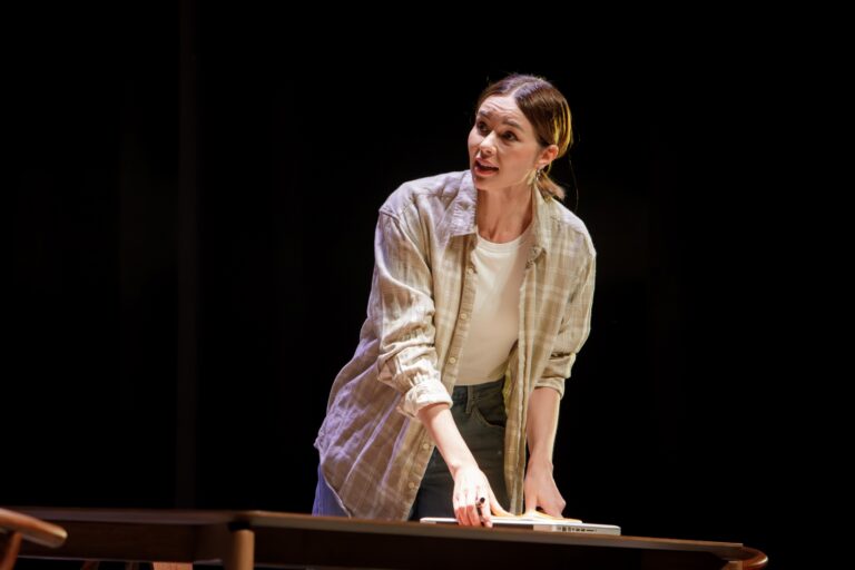 Dafne Fernández en una imagen de escena de la obra 'Locuras paralelas'