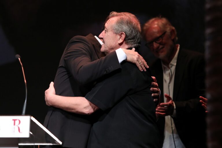 El alcalde de Toledo, Carlos Velázquez, abraza a Paco Plaza, director del Teatro de Rojas de Toledo