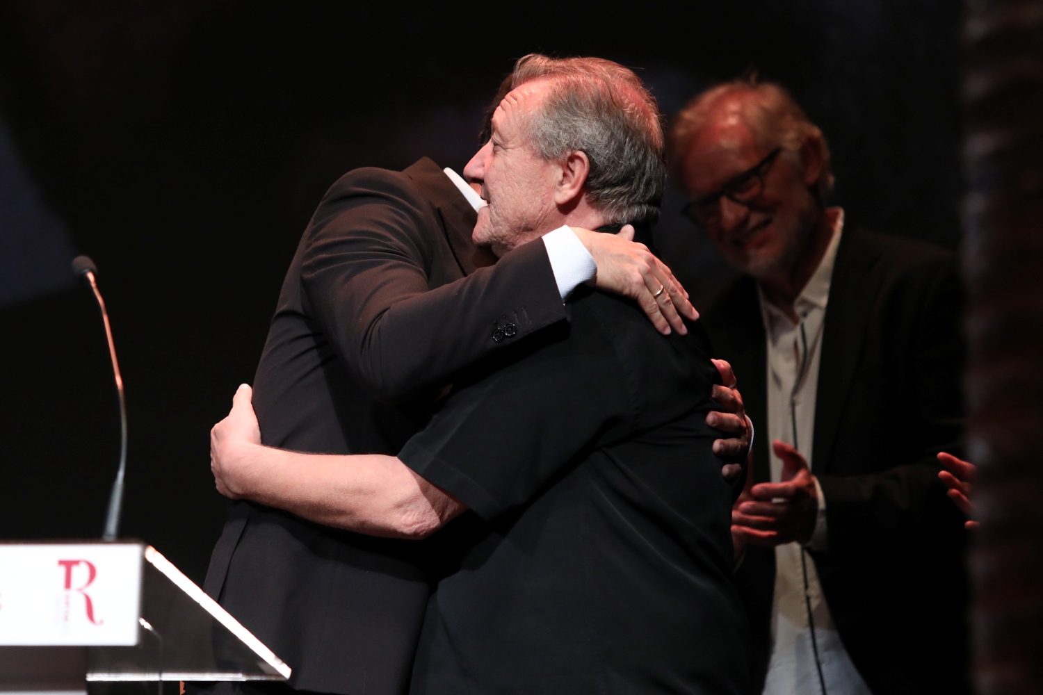El alcalde de Toledo, Carlos Velázquez, abraza a Paco Plaza, director del Teatro de Rojas de Toledo