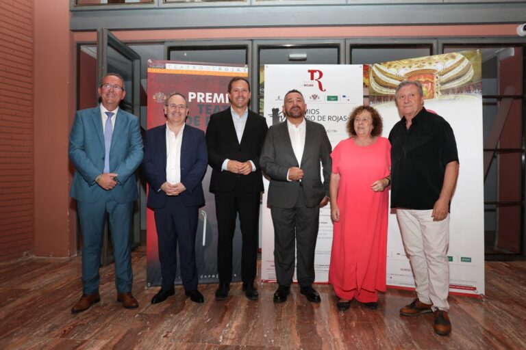Fotografía de familia a la entrada de los premios