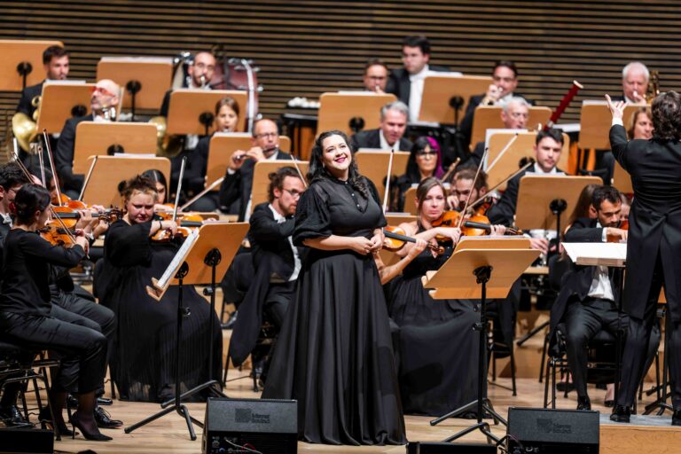 en el David Geffen Hall, del Lincoln Center de Nueva York con la soprano Adriana González, el guitarrista Cañizares y la Orquesta Titular del Teatro Real, bajo la dirección de Gustavo Gimeno, que interpretaron El amor brujo, de Manuel de Falla (1876-1946), las Siete canciones populares españolas, también de Manuel de Falla, en la versión para orquesta de Luciano Berio (1925-2003); el Concierto de Aranjuez, de Joaquín Rodrigo (1901-1999) y, en la segunda parte, Scheherezade Op. 35, de Nikolái Rimski-Kórsakov (1844-1908)